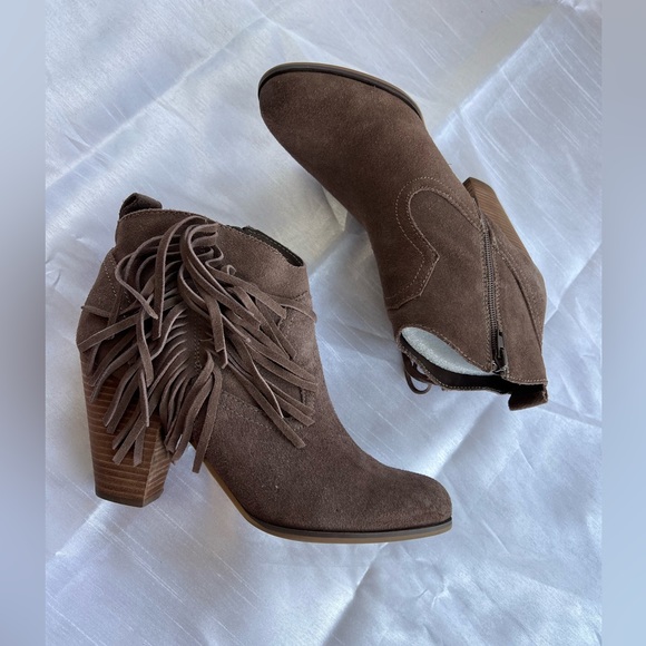 STEVE MADDEN "Ohio" Taupe Suede FLIRTY FRINGE Ankle Boots COASTAL COWGIRL Sz 9 - Picture 2 of 6